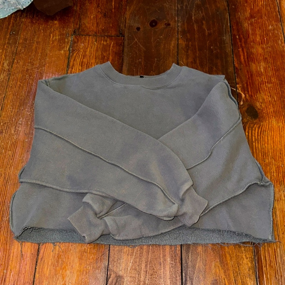 Cropped sweatshirt with outside seems